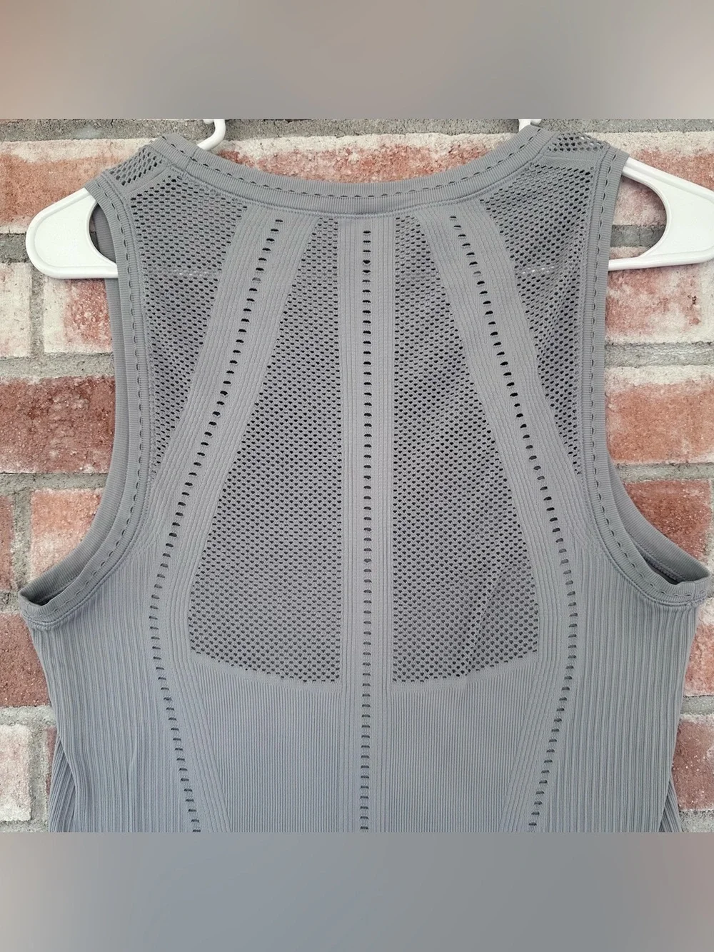 Athleta Gray Tank Top Women’s Medium Fitted Active Running Performance Gym - Picture 8 of 9